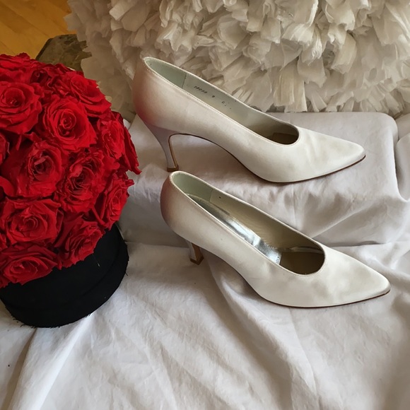 Stuart Weitzman Carol White satin wedding pump size 9 M. - Picture 3 of 7